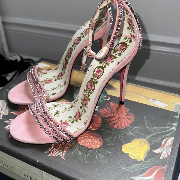 GUCCI PINK LLSE CRYSTAL EMBELLISHED SUEDE STRAP PEONY SANDALS - Picture 2 of 5